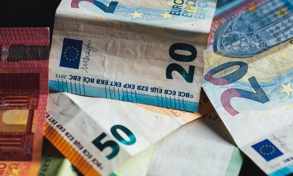 Πάτρα: Θύμα τηλεφωνικής απάτης άφησε 7.000 ευρώ σε κάδο σκουπιδιών – Έγινε η πρώτη σύλληψη